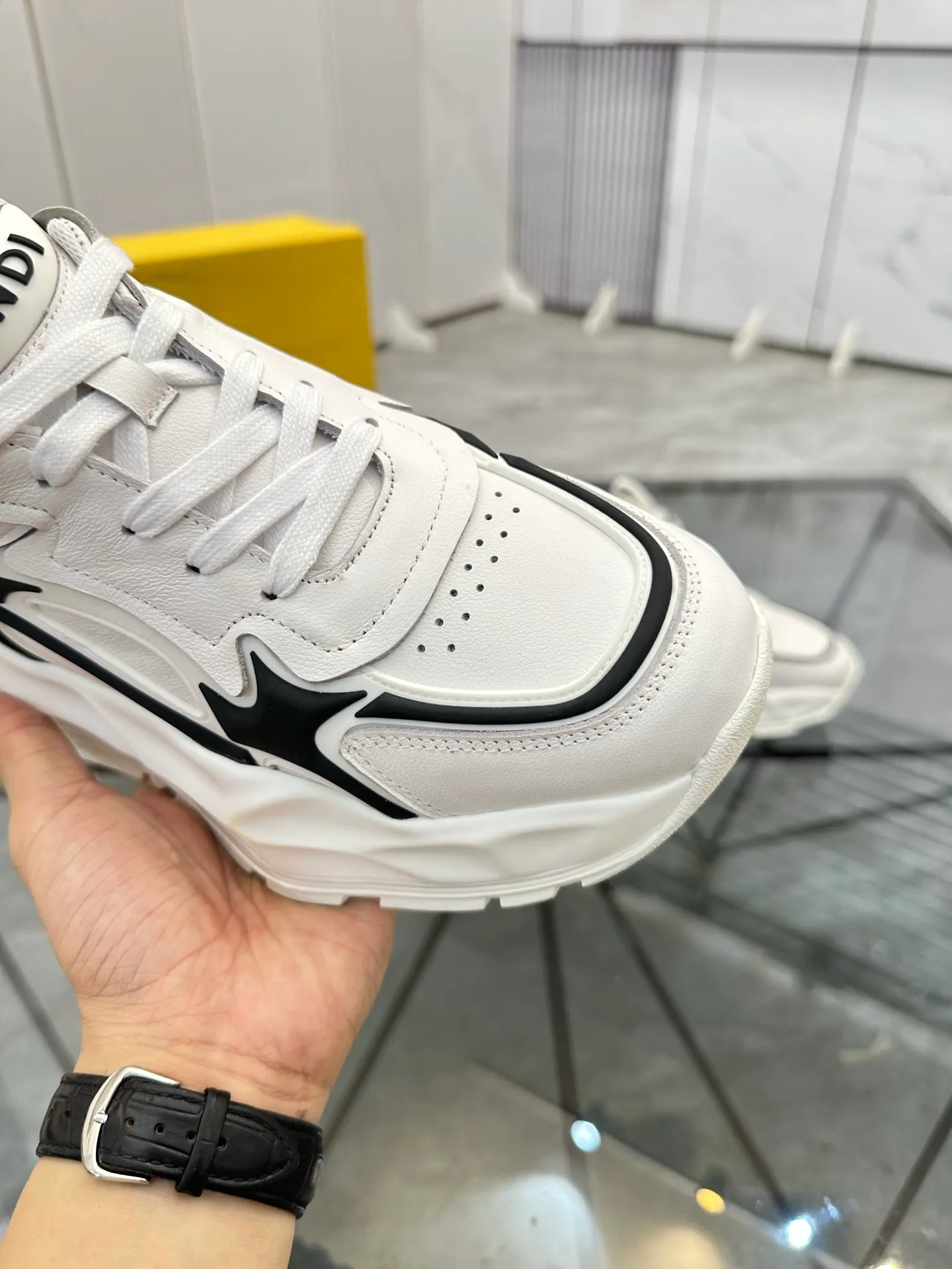Men's shoes: 💰P580¥ Product trademark: Fendi* "Fendi*" low-top sports shoes Regular size: 39-44 (can be customized to 38.45.46) Product material: imported cowhide upper, breathable lining, original outsole. No.: 0008